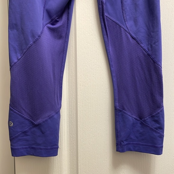 Near perfect condition Lululemon mid-calf workout leggings - Picture 4 of 6